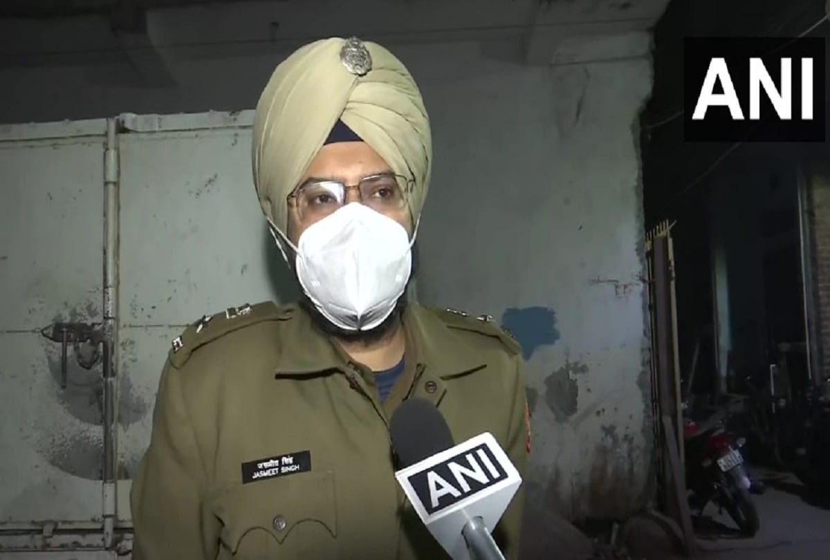 Clash of two groups in east delhi firing bloodshed