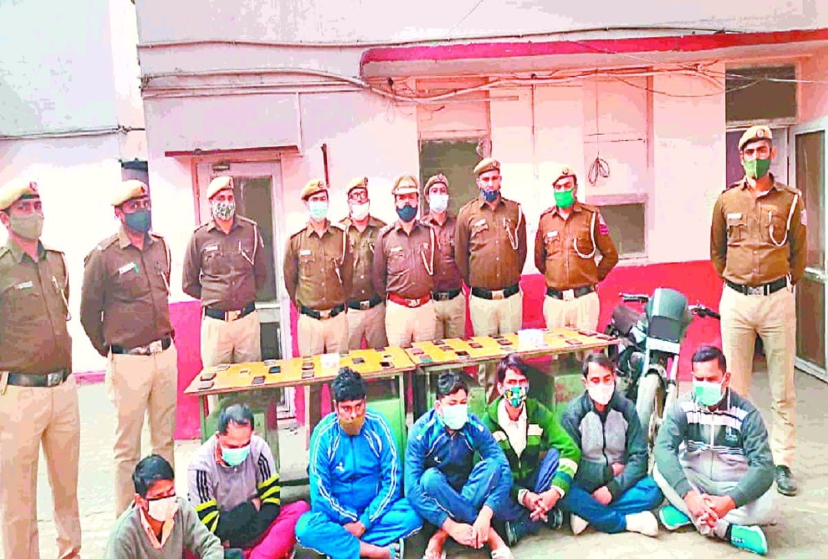 Seven arrested for stealing more than 500 mobile