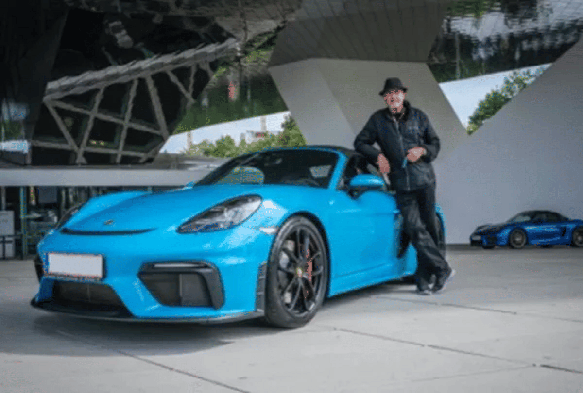 meet this 80 year old man enthusiast who has 80 Porsche cars company also became a fan