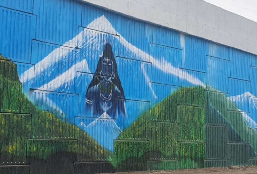 Haridwar Kumbh Mela 2021: Muslim Painter Akhlaq Painted Hindu Gods Painting in Haridwar Walls