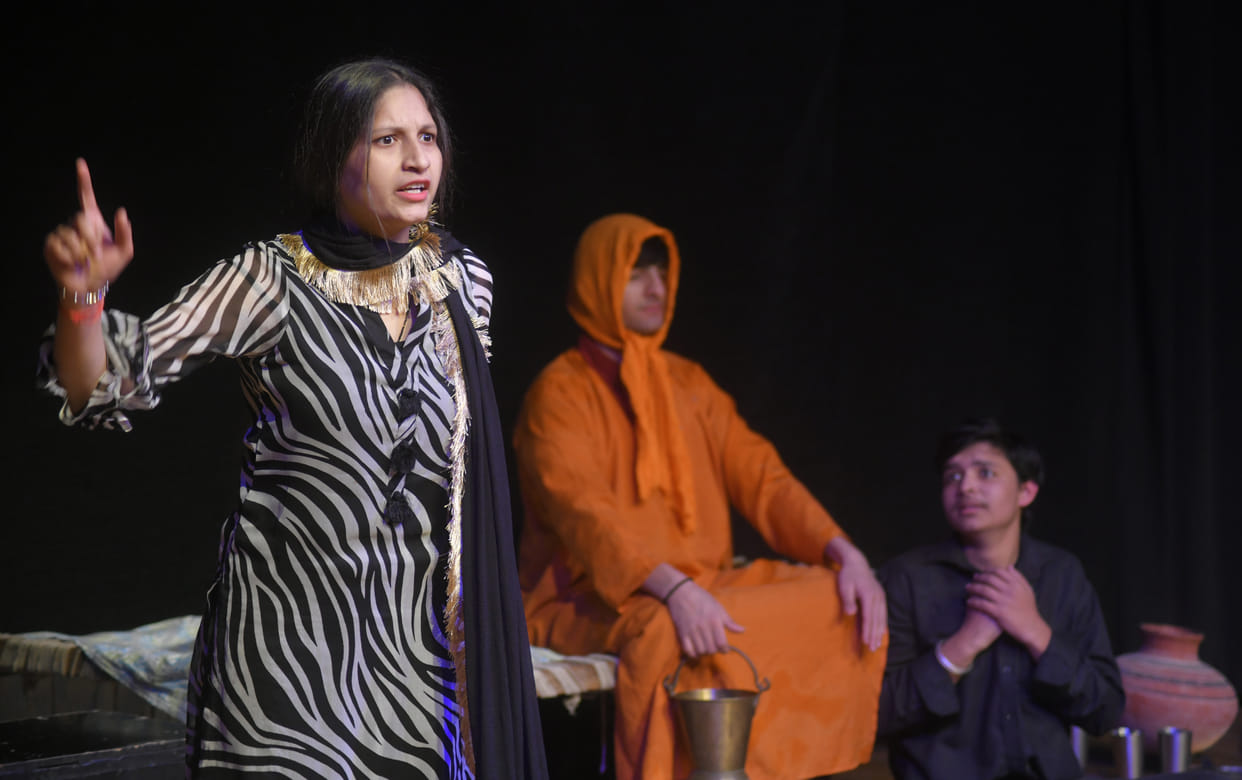 Taunts against people of bogus nature through plays