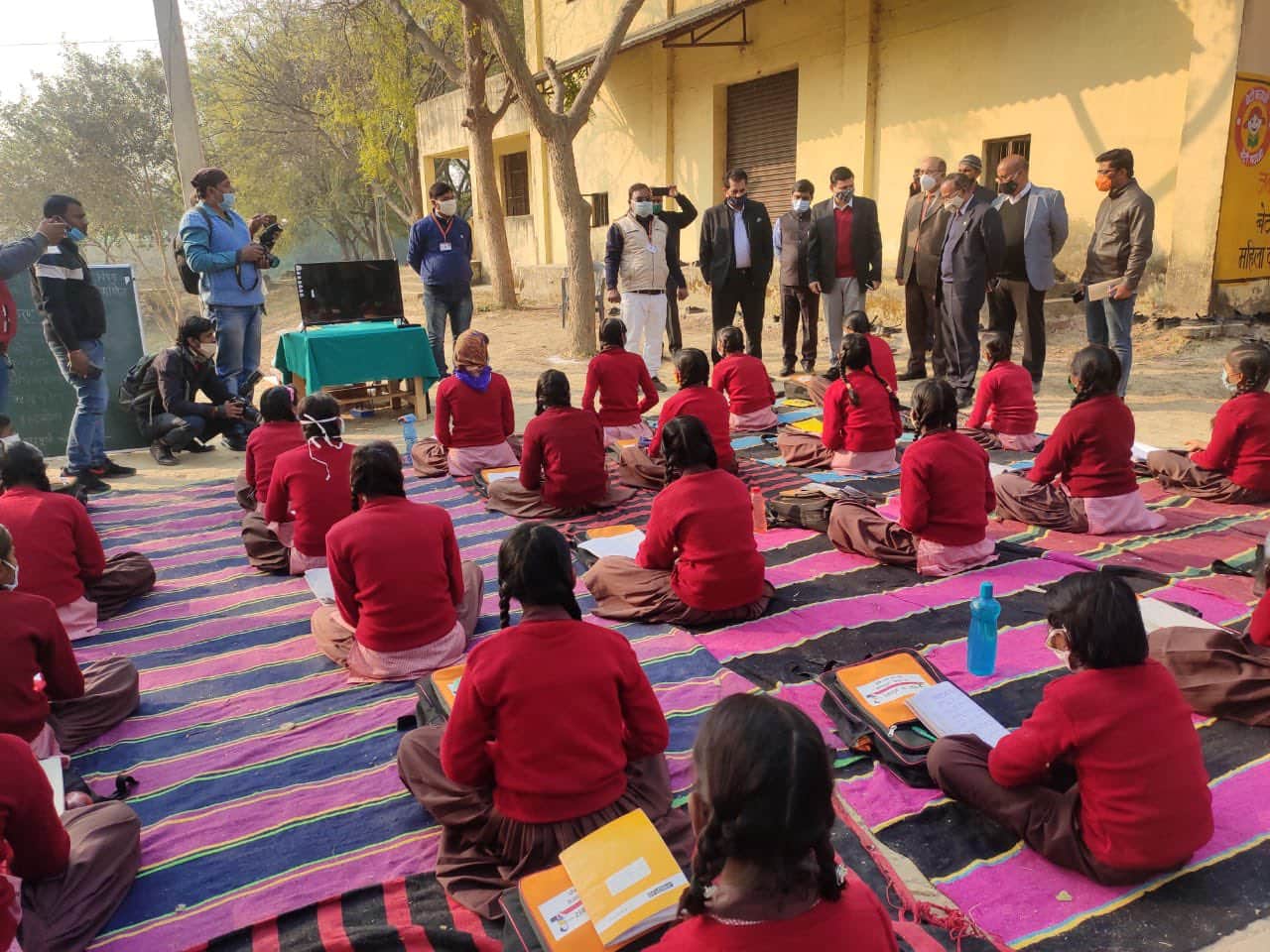 CEO of NITI Aayog mesmerized by seeing Mohalla Pathshala of Varanasi's Model Block