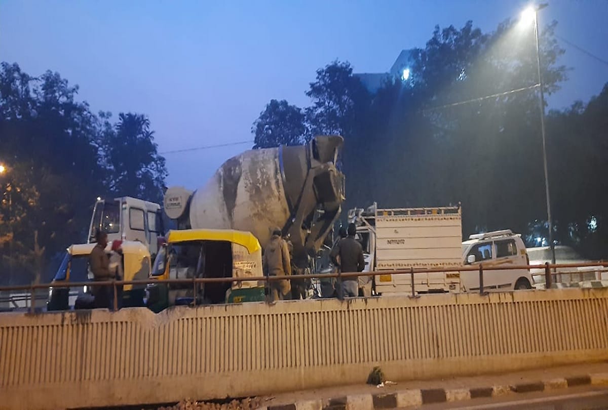 Trucks collapses at nehru place many injured in accident and died