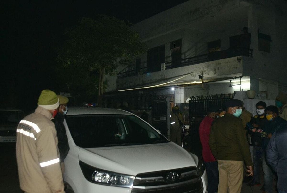 miscreants robbed in hindustan lever company warehouse in agra