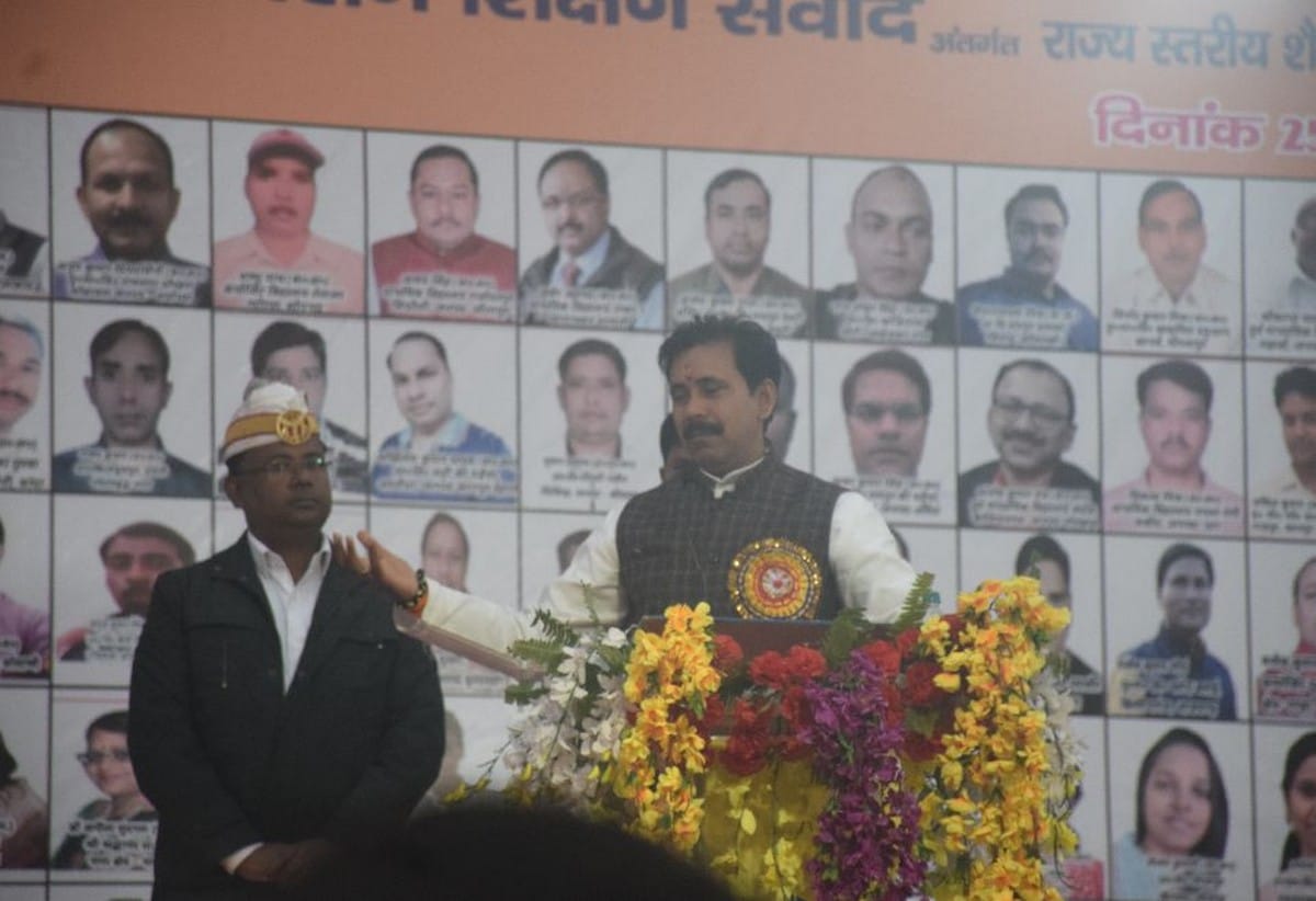 Cabinet Minister Anil Rajbhar challenge to Delhi CM Arvind Kejriwal and Deputy CM Sisodia on education