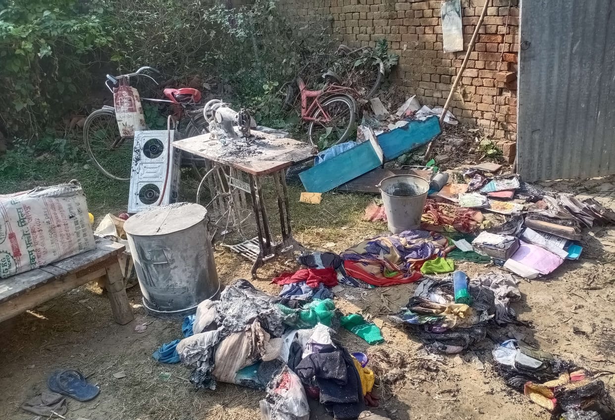 Fire in two houses, cash worth lakhs including cash due to short circuit