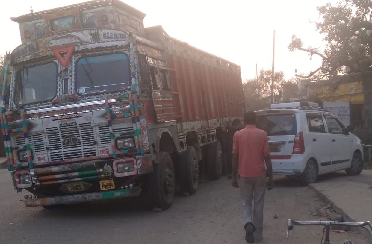 Trucks stuck in the pit blocked the Tehsil Road
