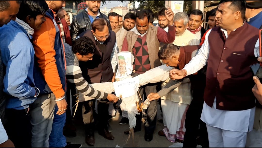 Brahmin society burnt effigy of Rakesh Tikait
