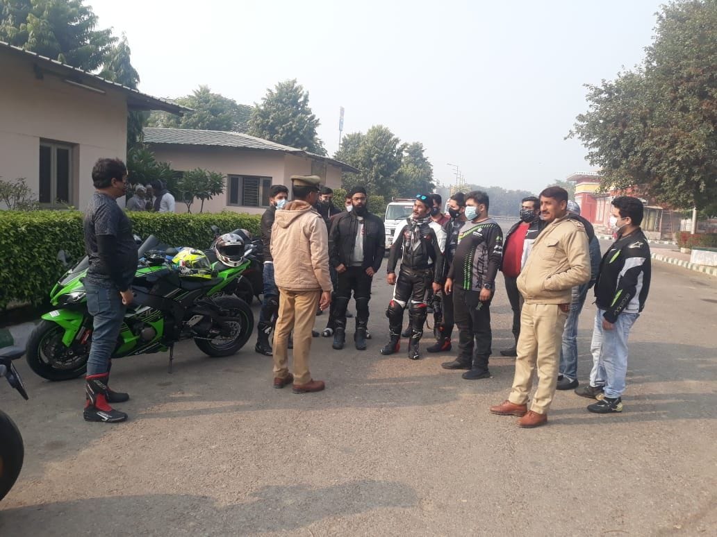 Police do Challan of 53 bikers who done stunt on Yamuna Expressway