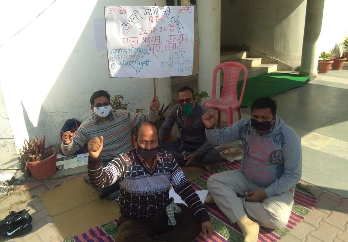 Tourist guides continue to protest indefinitely