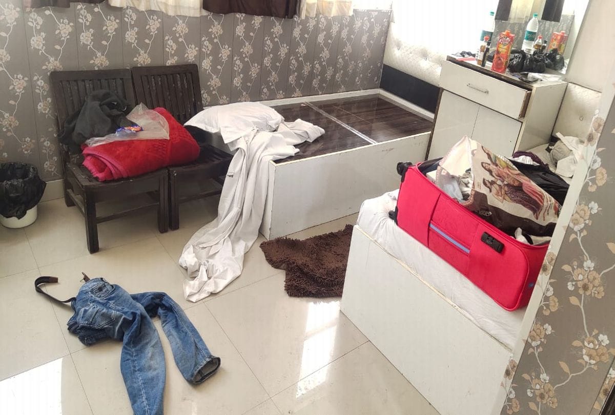 bank employee found dead in hotel room in firozabad