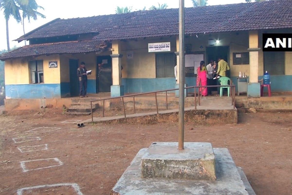 Karnataka voting for second phase of gram panchayat election is underway 105431 candidates in fray