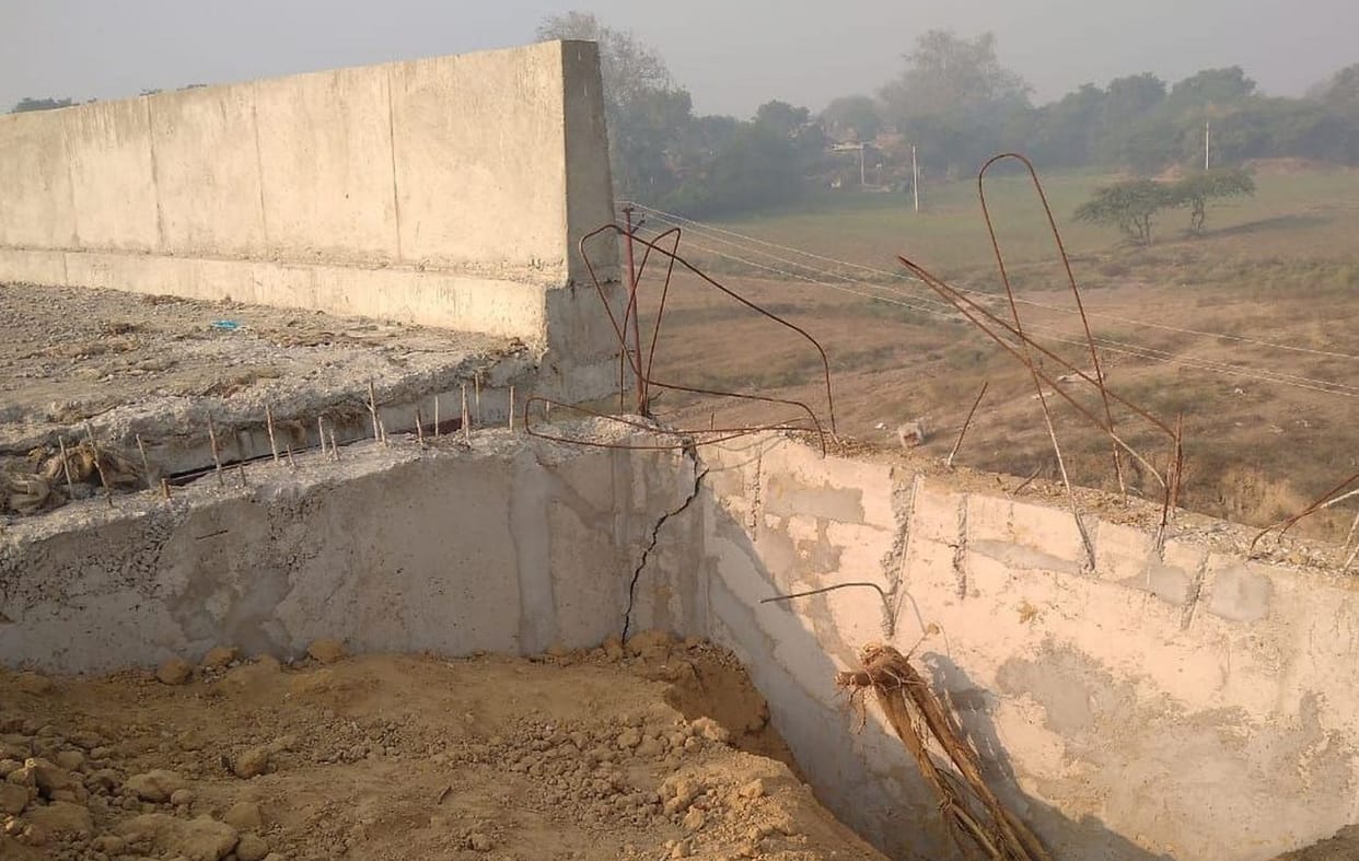 Crack in the side wall of approach road of Yamuna bridge under construction