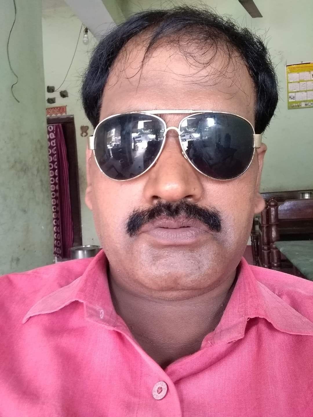 a journalist shoot himself