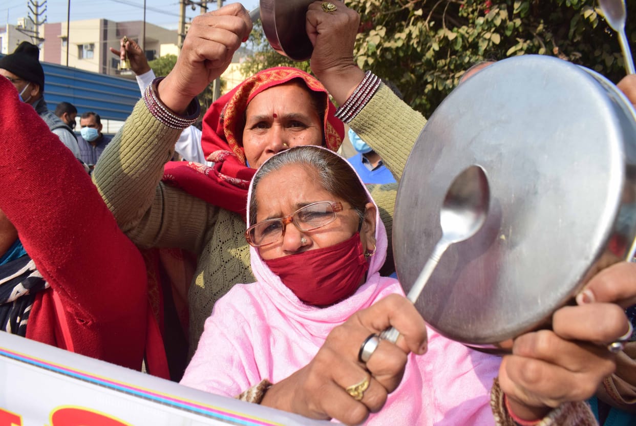 Opposed agricultural laws by clapping, thali and bell