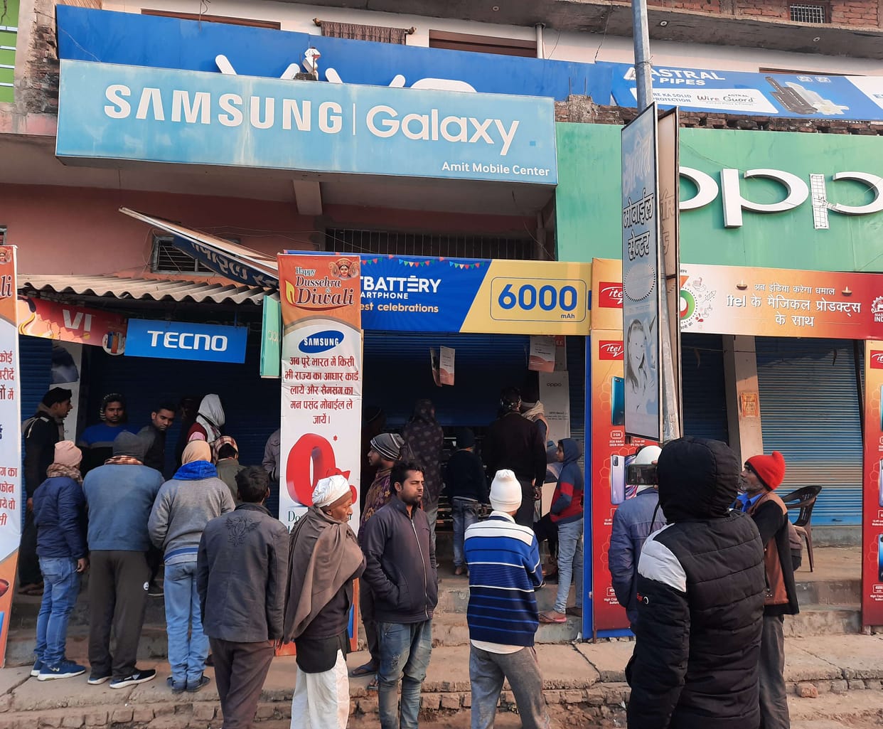 Thieves broke the shutter of the shop located some distance away from the police post