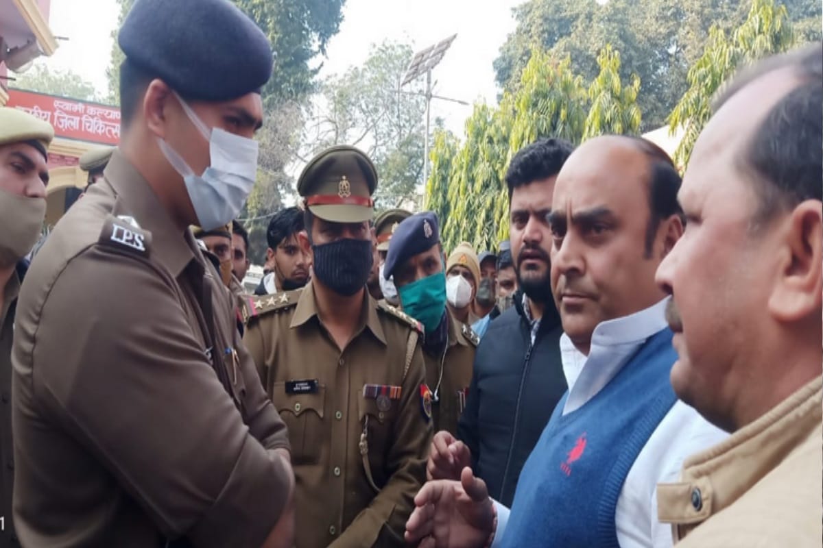 one died and two injured after firing between two parties in Muzaffarnagar