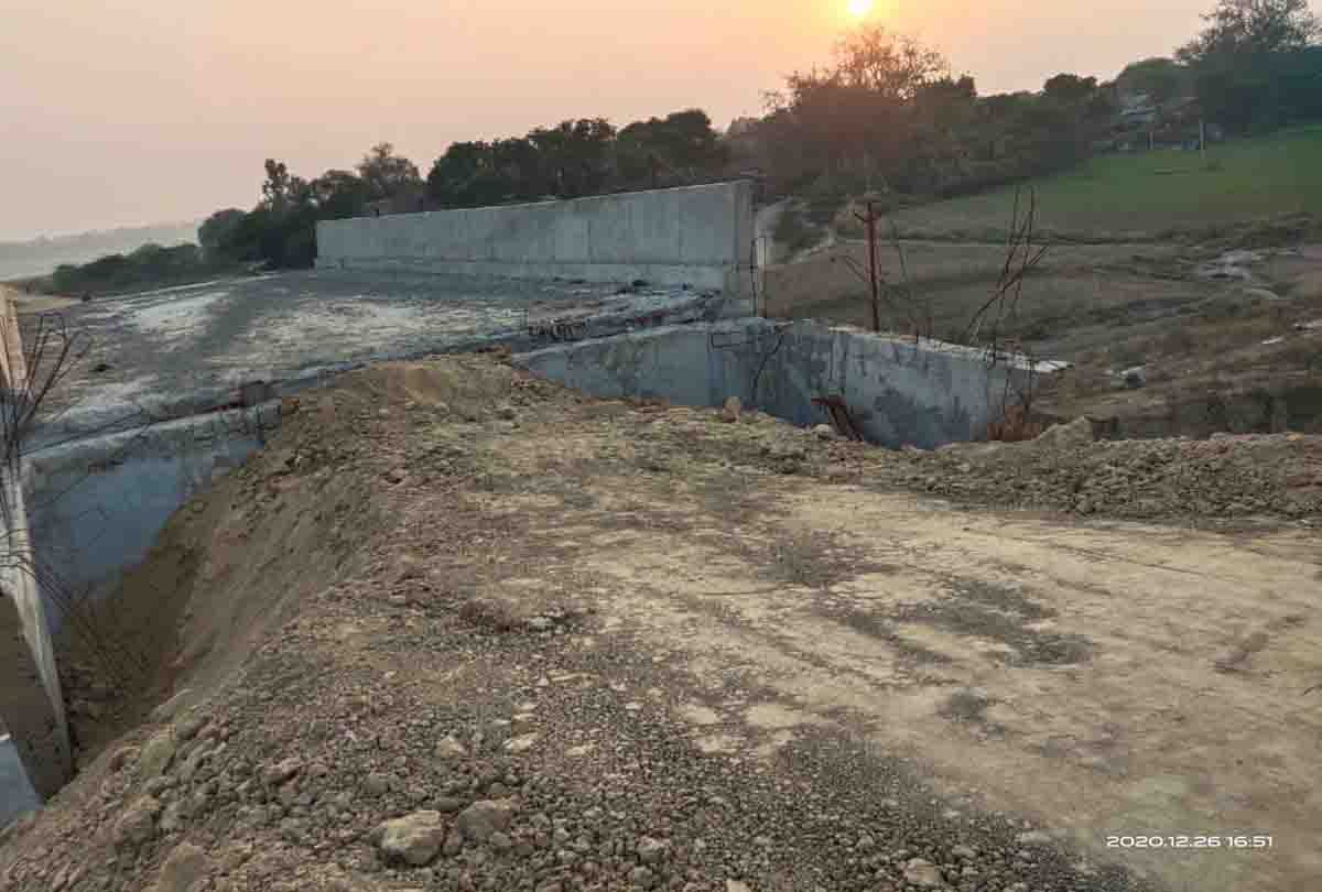 Exclusive: Crack in the side wall of Approach Road of Yamuna Bridge under construction, officials started damage control