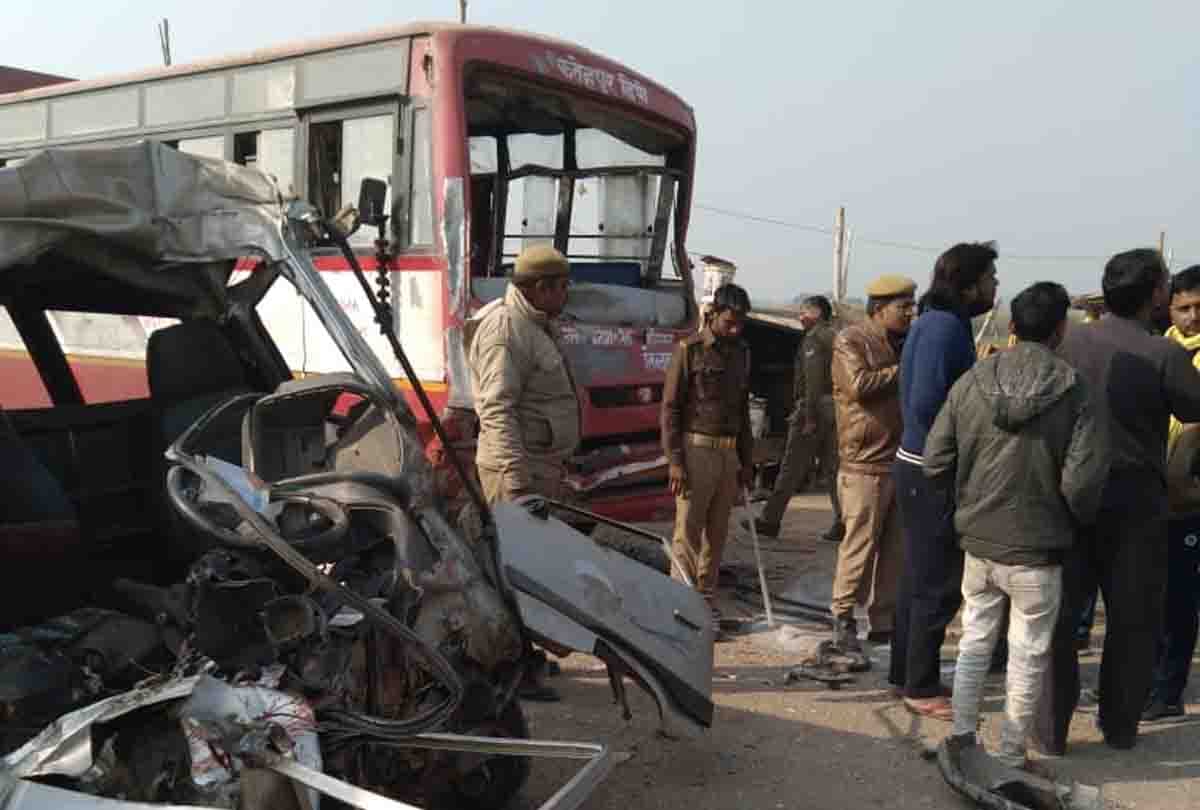 UP: High speed roadways bus collides with van in Fatehpur