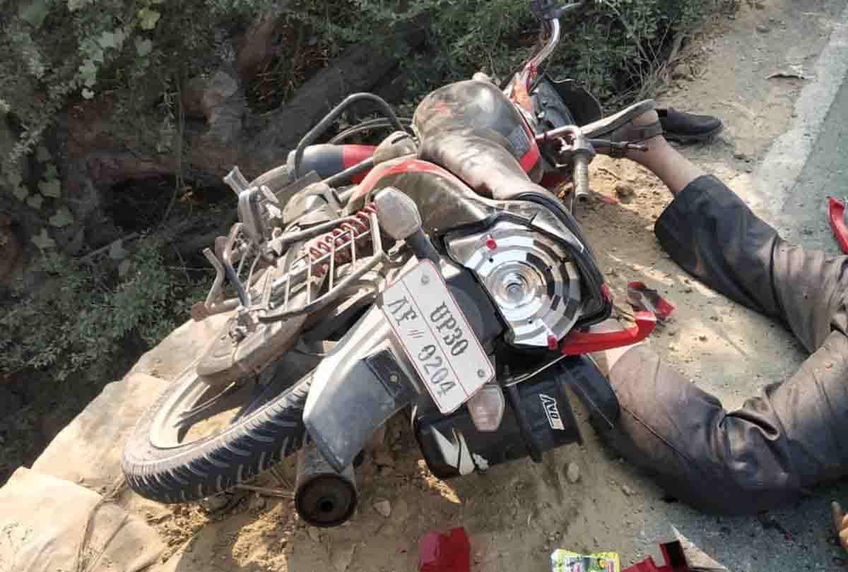 UP: High speed truck crushes bike riders in Hardoi, both died on the spot