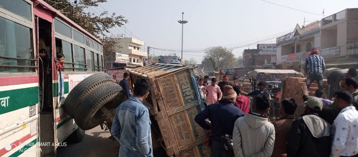 Trolley overturned on bus, jammed