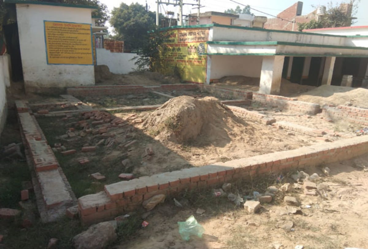 खेड़का गांव में बीते नौ महीने से आंगनबाड़ी केंद्र के निर्माण का काम बंद पड़ा है