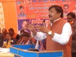 मिलक के नवदिया गांव में अपना दल (एस) के कार्यकर्ता सम्मेलन को संबोधित करते कारागार एवं लोक  सेवा  प?
