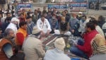 भेल तिराहे स्थित सम्राट पृथ्वीराज चौहान की प्रतिमा स्थापना दिवस पर यज्ञ करते क्षत्रिय समाज के प?