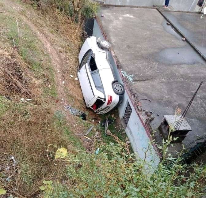 tourist vehical fall on house