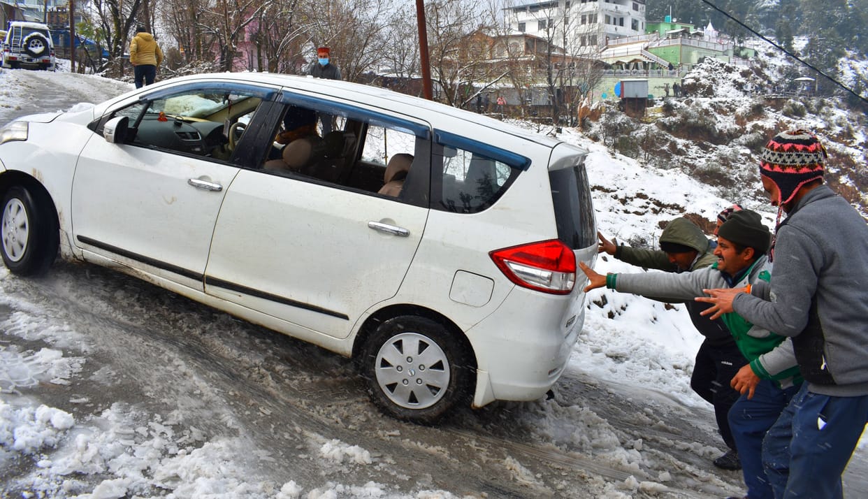 71 tourists stranded in Karei amid snowfall