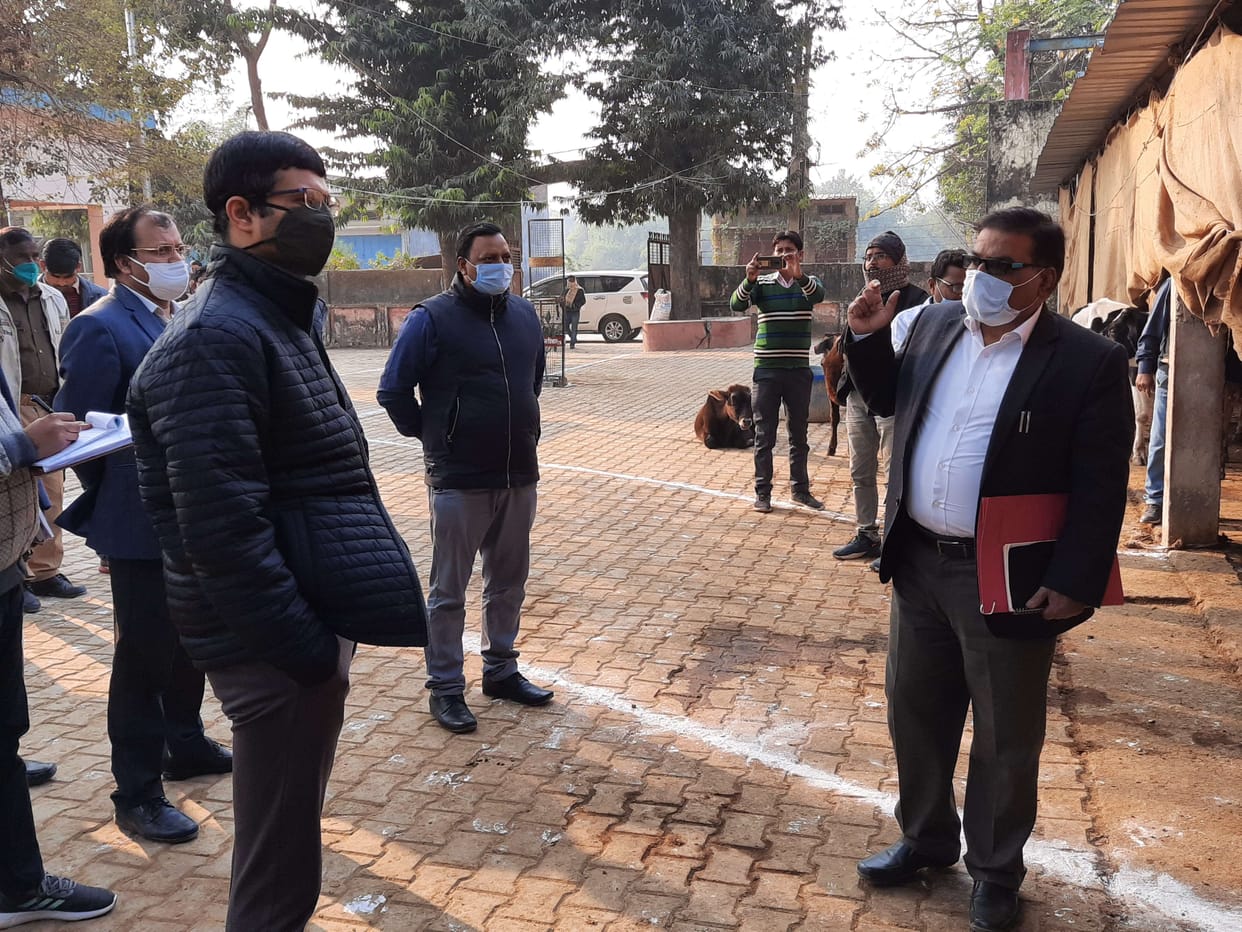 Commissioner inspects paddy purchasing centers, gives instructions