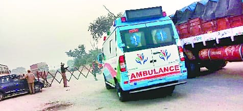 Several hours of traffic jammed on the Lucknow-Delhi highway, the road broke down due to axle breakdown.