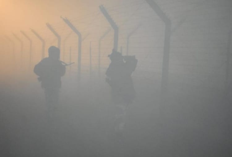 BSF increased Patrolling at Indo-Pak Border in Dense fog in Punjab