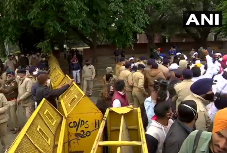 Chandigarh : Punjab Pradesh Congress Sewa Dal Protested outside Haryana CM residence
