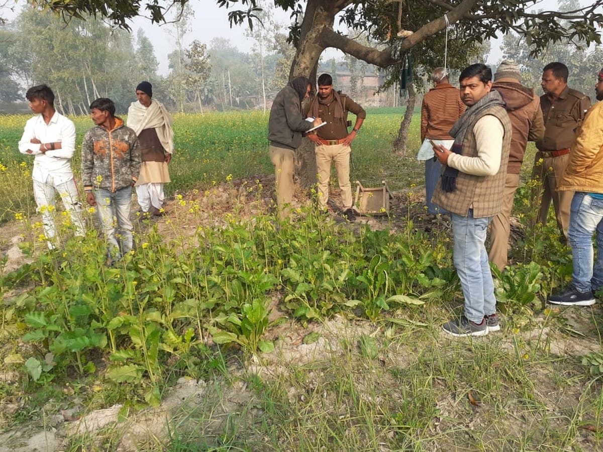 Distressed Chowkidar for paying loan suicide hanged himself son gave Tahrir against school operator in azamgarh up