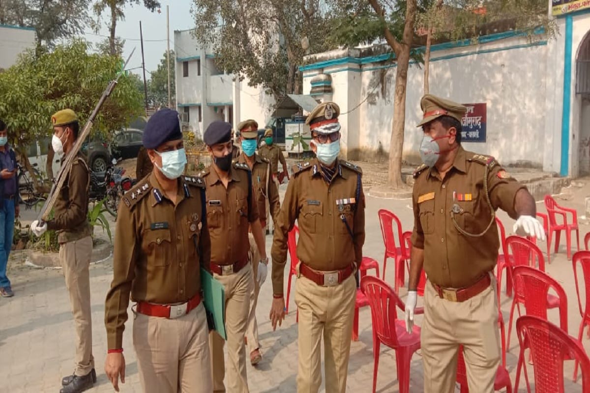 ADG Zone Varanasi talks with farmers at Mirzamurad police station on farmers protest