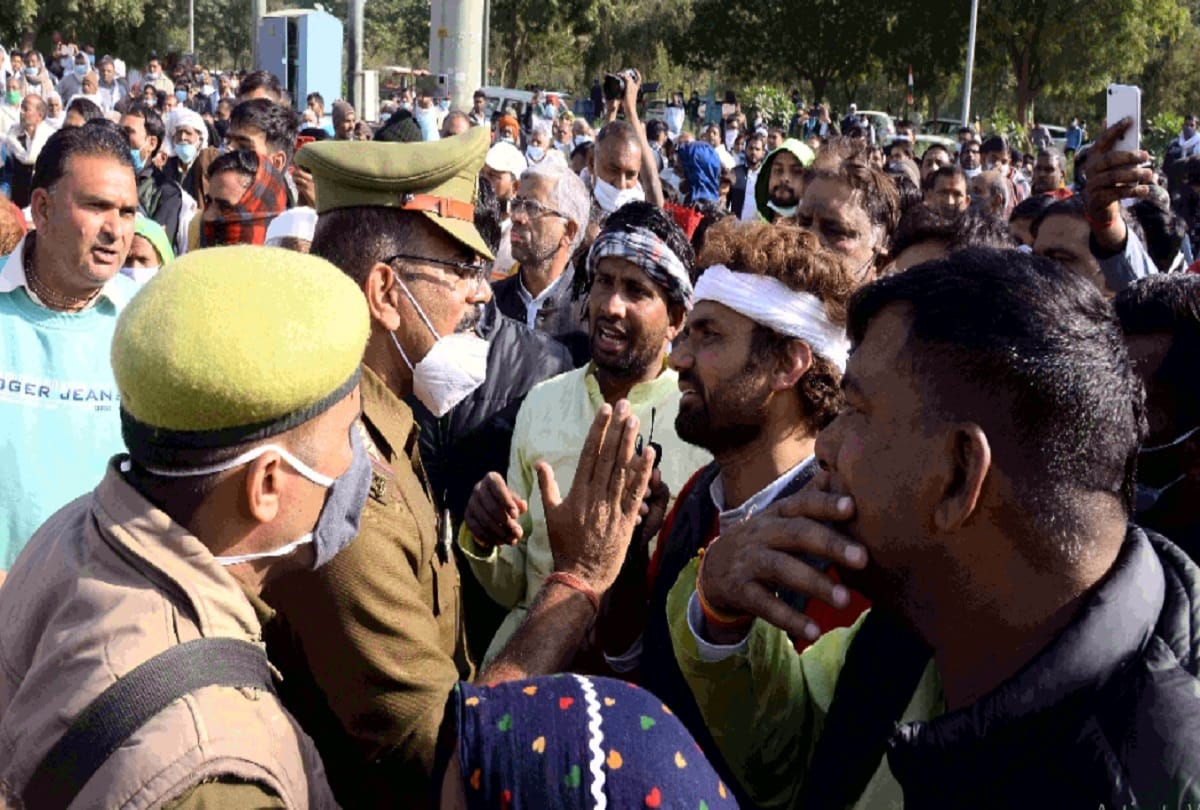 greater noida authority farmers protest for cancellation of sit report on backlease issue