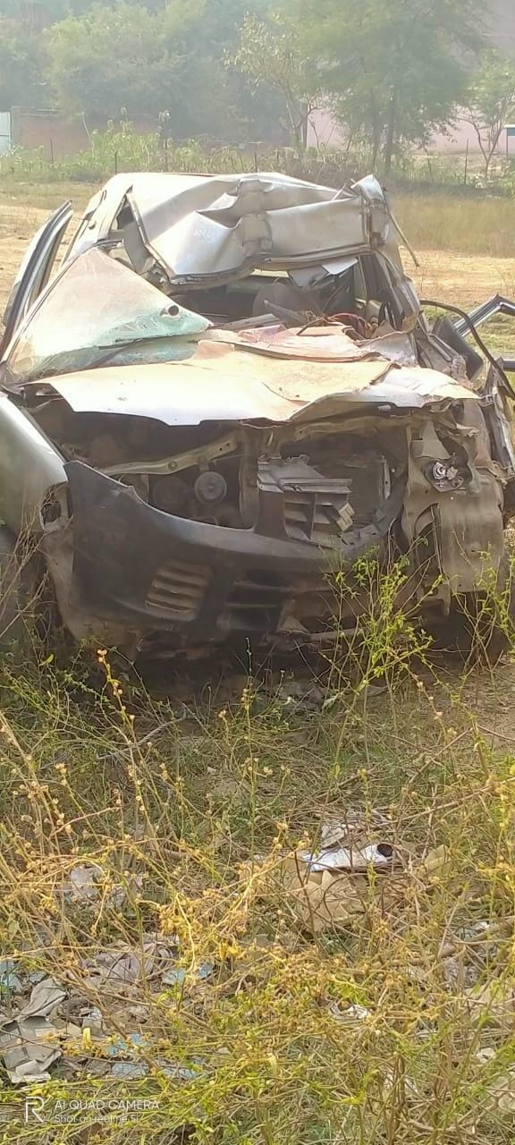 Car entered in standing tractor, two dead, two injured