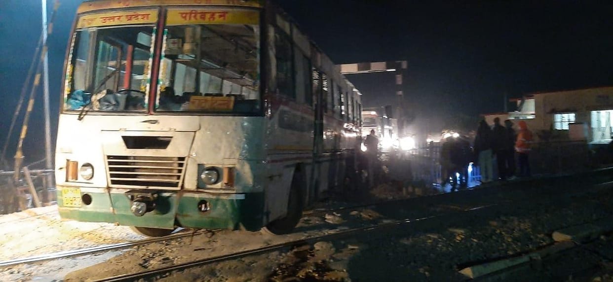 Roadways bus collided in railway boom, goods train remained for 40 minutes