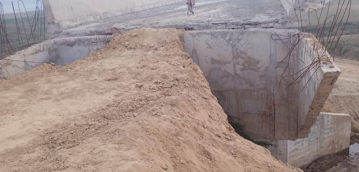 Soil started to move from the approach wall of Yamuna bridge