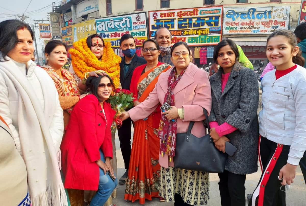 Kinnar Mahamandleshwar Kiran Nand Giri reached Gorakhpur