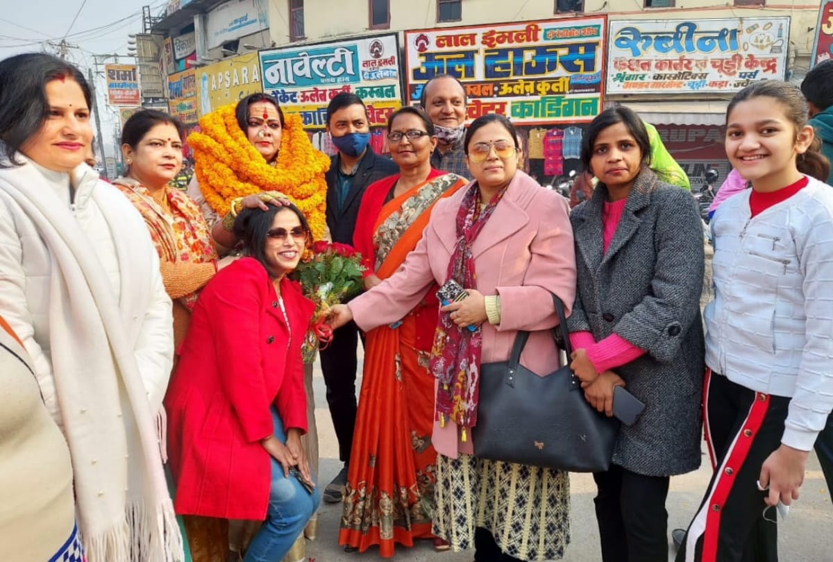 Kinnar Mahamandleshwar Kiran Nand Giri reached Gorakhpur