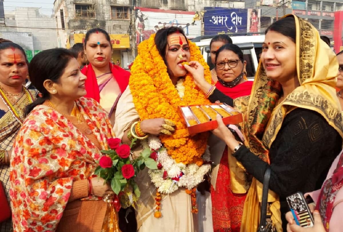 Kinnar Mahamandleshwar Kiran Nand Giri reached Gorakhpur