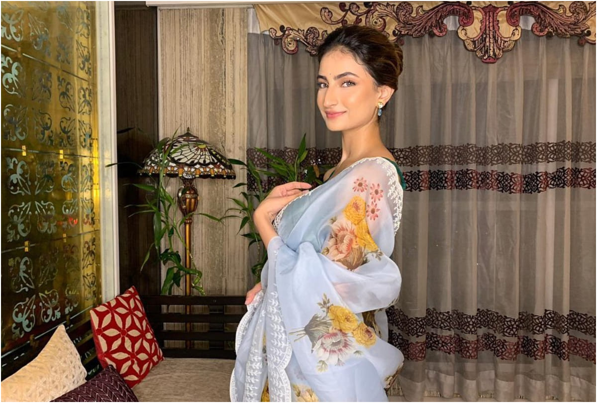 shweta tiwari daughter palak tiwari pose in saree look gorgeous