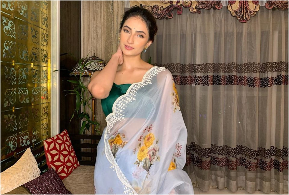 shweta tiwari daughter palak tiwari pose in saree look gorgeous