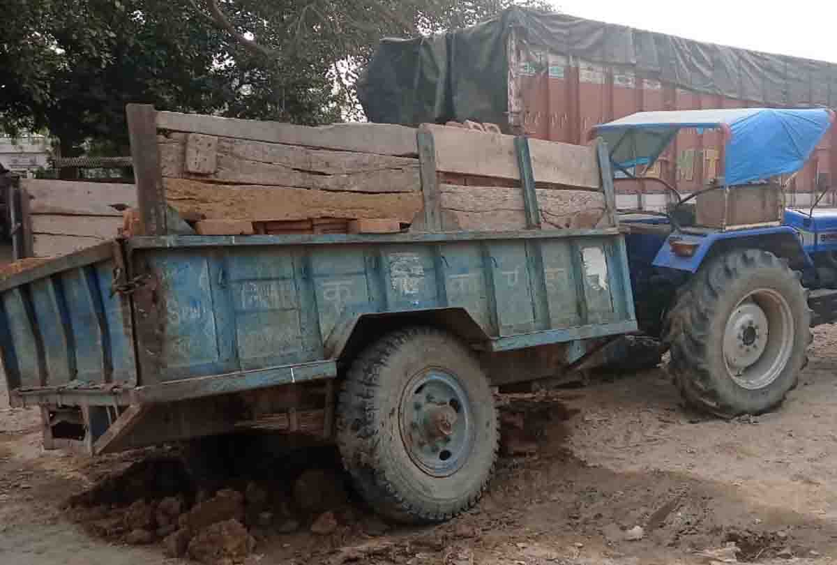 UP: Alto car collided with a standing tractor on road in Jalaun, 2 died on the spot, two injured