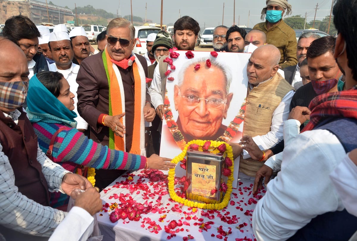 Former Governor Motilal Vora's ashes immersed in Sangam, congress angry at not getting guard of honor