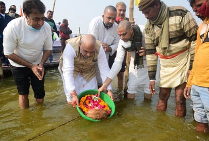 Former Governor Motilal Vora's ashes immersed in Sangam, congress angry at not getting guard of honor
