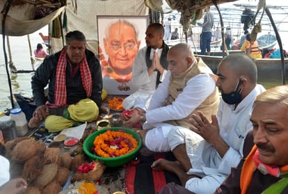 Former Governor Motilal Vora's ashes immersed in Sangam, congress angry at not getting guard of honor