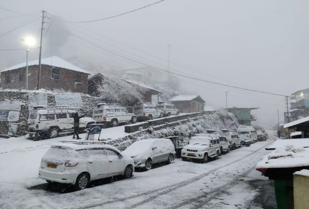 Uttarakhand Snowfall News: Heavy Snow Covered Hilly Area before New Year see Awesome Photos